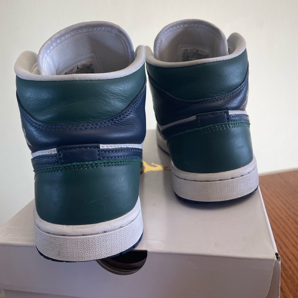 WMNS AIR JORDAN 1 MID SE - Picture 3 of 15